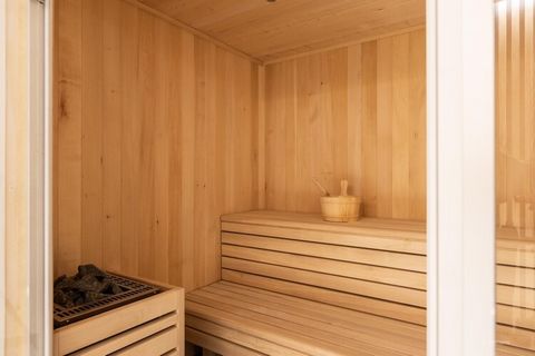 Questo accogliente appartamento offre una base ideale per esplorare l'affascinante resort del villaggio di Plan Peisey, sia che tu lo visiti in estate o in inverno. Con 2 camere da letto e 2 bagni, può ospitare comodamente fino a 6 persone, il che lo...