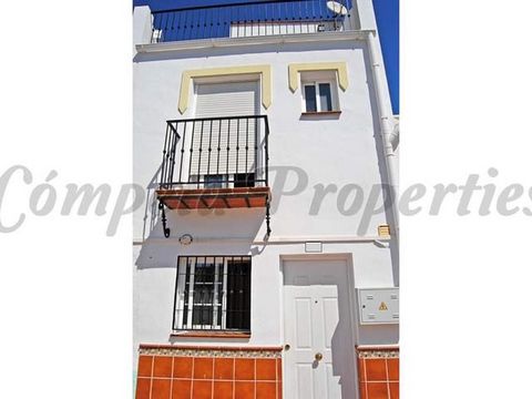 DISPONIBLE A PARTIR DE OCTUBRE, ALQUILER SOLO MESES DE INVIERNO Casa de pueblo, situada en una tranquila calle típicamente andaluza en la parte antigua del pueblo de Torrox con zona de aparcamiento muy cerca. Desde una plaza decorada con flores acced...