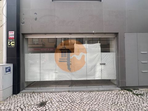 Localização estratégica no centro da cidade, a poucos passos da Praça Marquês de Pombal. Esta loja está inserida numa das zonas mais movimentadas de Vila Real de Santo António, ideal para dar visibilidade máxima ao seu negócio. Com 110 m² de área tot...
