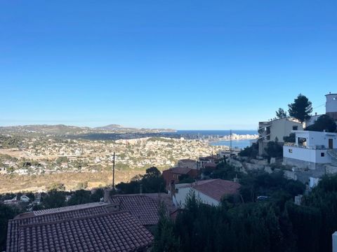 Perfecta villa para alquiler turistica en venta: 4 pisos independientes en Calpe Esta generosa villa se encuentra en Partida Maryvilla en Calpe. La propiedad tiene 2 partes independientes con un total de 8 dormitorios y 8 baños, divididos en 4 pisos ...