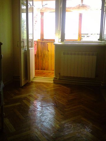 For sale 3-room apartment in Evpatoria, an isolated Street. Frunze, 56/40/7, 4/4-al. home intro balcony, telephone, parquet, AOGV, ciklevka fresh overhaul with rewiring, pipe and plumbing, Capt. repair of the roof. Furniture, kitchen and Gen. Number ...