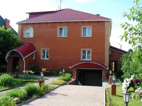 I sell house in Solnechnogorsk, Leningrad highway, 45 km capital, spacious house with the furniture and the household equipment. Place of permanent residence, wall from the triple brick, the 4th - level, 450 m 2, finishing extra-class. Entire sex in ...