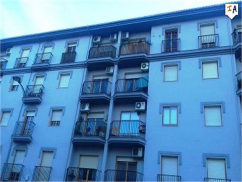 Dit prachtige appartement is gelegen in het hart van de historische stad Loja in de provincie Granada in Andalusië, Spanje, dichtbij alle lokale voorzieningen, winkels, bars en restaurants. Het appartement ligt op de vierde verdieping en is bereikbaa...