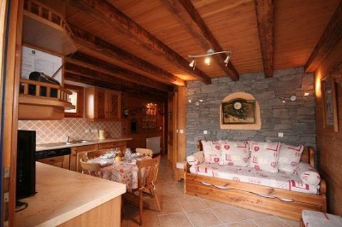 The Chalet Vuarand Franck is located in Petit Châtel district. It is situated 1400 m away from the village center and shops. You can enjoy your winter sports holiday, 200 m from the Barbossine chairlift. Surface area : about 30 m². Ground floor. Orie...