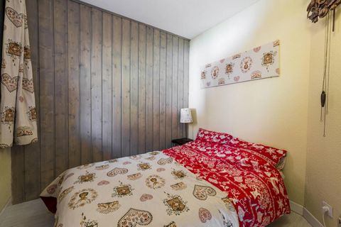 The Residence Grand Bois in La Tania - part of the Three Valleys ski area, is located right at the foot of the slopes just 150 from the ski schools and shops. This residence covered with wood has 27 comfortable apartments spread over two buildings bo...