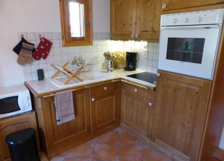 The Chalet Goh is composed of 2 floors. It is situated at the upper part of La frasse, 2.5 km away from the village center and 3.5 km from the cable car. Surface area : about 70 m². View panoramic. Living room with fireplace. Kitchen with oven, dishw...