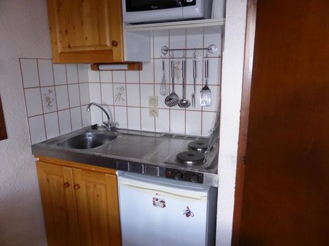 Residence Le Vorrasset is a 3-floor property without a lift. It is located 8 km from St Gervais town center and 1.5km from Le Bettex gondola. You'll find a skibus stop 400 meters from the residence. Surface area : about 23 m². Ground floor. Orientati...