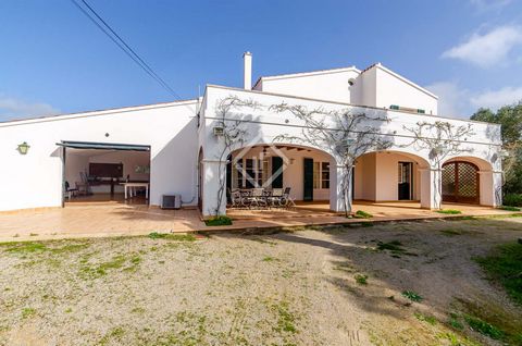 350 m² farmhouse built on an elevated plot of 43,851 m² on one of the most charming roads in the southeast of Menorca. The house, which was built with all kinds of details and enjoys partial sea views, consists of three floors. On the ground floor we...