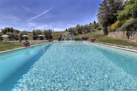 Podere San Vivaldo is a holiday home that boasts all the features of an agritourist residence. The property consists of a typical Tuscan style main farmhouse and an independent barn, for a total area of more than 600sqm. The 10 apartments are differe...