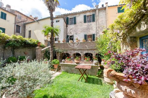 This Renaissance palace covers an area of about 598sqm on three levels above ground and one level below the street. At ground floor we find a kitchen, a living room, 2 utility rooms and 2 cellars. From one of the cellars we have access to the enjoyab...