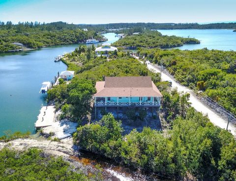 Gut ausgestattetes Haus am Wasser mit erstklassiger Tiefwasseranlegestelle im Hurrikan-geschützten Hafen von Great Harbour Cay. Das Haus verfügt über 4 Schlafzimmer, 3 Badezimmer, einen offenen Schnitt, eine Küche, einen Wohn- und Essbereich. Es gibt...