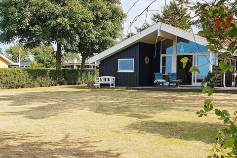 Esta casa de campo bien equipada se encuentra en la primera fila con vistas panorámicas sin obstáculos al mar en Købingsmark, que se puede disfrutar desde la sala de estar o desde la terraza. La playa está a tiro de piedra, justo al lado de la casa. ...