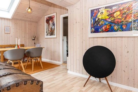 Całkowicie odnowiony dom wakacyjny z jacuzzi położony w popularnej dzielnicy domów wakacyjnych w Grønninghoved. Kuchnia znajduje się w sercu kuchni/pokoju rodzinnego i z jednej strony znajdziecie przytulną kanapę/strefę TV, az drugiej prawie oddzieln...
