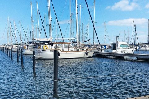 1° fila con vista panoramica sul mare. Questa casa vacanze danese semi-indipendente a 2 piani lussuosamente arredata si trova nel famoso porto turistico Marina Wendtorf di Kiel Bay, splendidamente circondata da splendide spiagge sabbiose e da un'area...