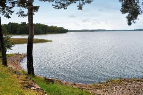 Avec une vue magnifique sur le lac Vänern et sa propre plage, vous vivez dans ce joli cottage rouge avec des nœuds blancs, au nord-ouest de la charmante Mariestad. Le chalet a été entièrement rénové et agrandi en 2010. Vous êtes accueilli par un porc...