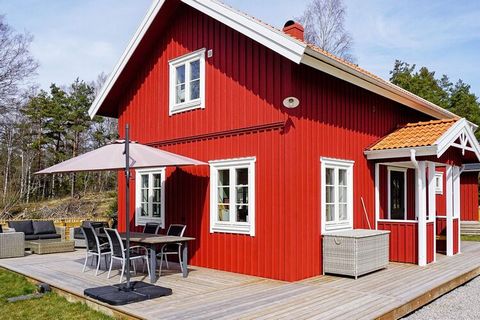 Welcome to this pleasant accommodation in a newly built cottage with an annex building in an idyllic, sunny and secluded rural location with the wild Bohuslän nature and its animals and bird life as the nearest neighbor. In the forest around the cott...
