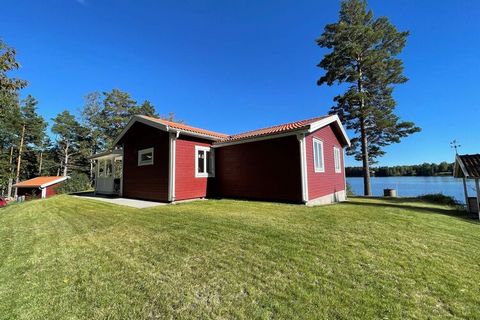 Welcome to this absolutely incomparable location and a cabin in absolute top condition! The view that meets you once you turn down the small private road down to the cabin is breathtaking. Lake Hjälten spreads out in front of you, and a private jetty...