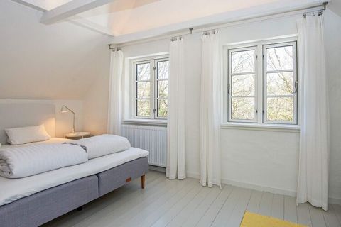 Stadthaus mitten im kleinen Dorf Husby gelegen. Es hat einen offenen Ess- und Wohnbereich im Erdgeschoss, eine Küche sowie ein großes Esszimmer mit Blick in den Garten. Das Badezimmer hat eine Badewanne. Es gibt angenehme Fußbodenheizung im Esszimmer...