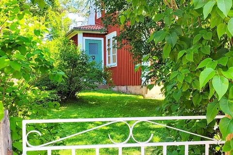 Welcome to a real summer idyll that is completely secluded in the beautiful Småland forest with proximity to meadows, lakes and the coast. You have a lovely garden with a beautiful apple tree surrounded by lilac hedges. There is outdoor furniture, a ...