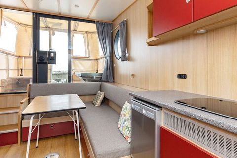 In Ærøskøbing Marina you will find this houseboat of approx. 15 m2. The boat has a spacious living area with all the necessary facilities as well as a nice large sun deck with room for four people, from which you can enjoy the sea view and follow lif...