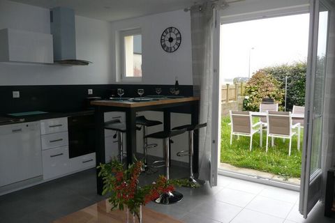 Located just 700m from the sandy beach of Kastell Ac'h in the center of the small town of Lilia near Plouguerneau. Newly renovated with a small front garden, an ideal base for 2 people to explore North Finistère. The well-known coastline, also known ...