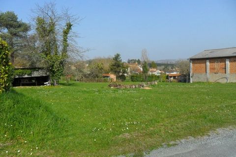 Excellent and sought after building plot of approx 1600m2 with previous permission for two dwellings being conveniently located within walking distance of all amenities in the popular village of Verteillac. Option available to purchase just one plot ...
