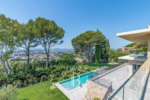 A pochi minuti da Cannes, superba villa contemporanea in fase di ultimazione di circa 370 mq, progettata da un rinomato architetto, che gode di una vista mozzafiato sul mare da tutte le stanze e beneficia di un sole ottimale. Su 3 livelli, è composto...