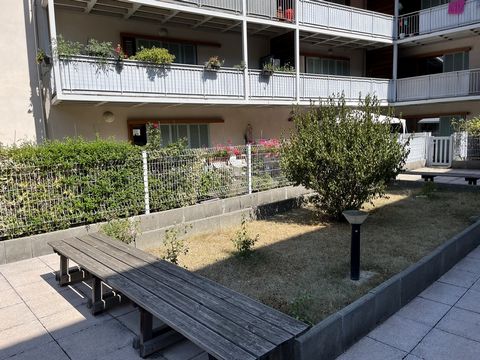 Special investors. Fully renovated apartment of 44 m2 including a bedroom, a living room with equipped kitchen, a bathroom with toilet. A loggia and a cellar complete this property, which is currently rented. For more information, please contact Sylv...