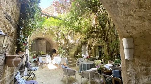 South Luberon, Lourmarin village center, 35 minutes away from Aix en Provence and the TGV train station. John Taylor Real Estate in Lourmarin offers for sale this magnificent 700 m2 stone village house. The property includes 5 units: an old stone hou...