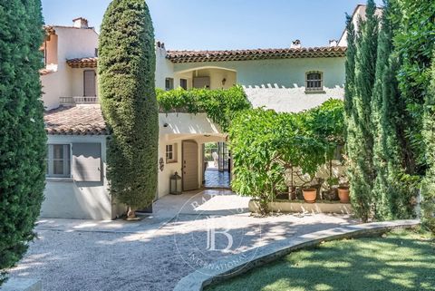 Una villa con tre camere da letto davvero ben presentata nel sicuro domaine di Castellaras Le Vieux. È composto da un accogliente salotto con camino, una zona pranzo e una spaziosa cucina a vista. La casa è disposta su tre livelli con una camera da l...