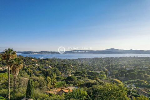 Exceptional property with a panoramic sea view over the Gulf of Saint-Tropez located in a private domain. This villa is composed on the ground floor: Large reception room opening onto a huge terrace with sea view, an independent equipped kitchen, 3 b...