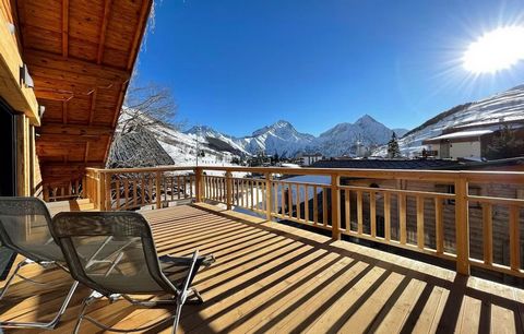 Discover this lovely accommodation, a sumptuous mountain chalet nestled at the foot of the slopes and the ski lifts. Your stay in Les Deux Alpes will be an opportunity to take advantage of a vast ski area suitable for all levels: skiing, snowboarding...