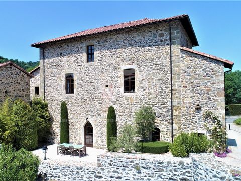 Exceptional 14th-century Castle completely restored overlooking the Lot valley