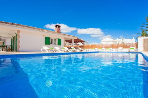Ruime villa voor 10 personen met privé zwembad, gelegen op slechts 250 m van Playa de Muro. Deze familievilla is het perfecte vakantiehuis als u met een grote groep bent. In deze heerlijke woning vind je alle benodigde voorzieningen en veel ruimte. H...
