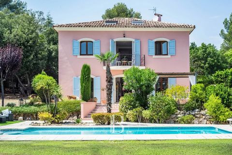 Co-exclusivity: 315 m2 family villa in very good condition with lovely views over the greenery, built on around 2,400 m2 flat plot with swimming pool, ideally located close to shops and the village of Biot and Valbonne. First floor: entrance hall, la...