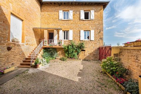 THEIZE - In the heart of the pretty village of Theizé, a few minutes from Villefranche and close to all amenities, beautiful complex consisting of a typically Beaujolaise dwelling house of approximately 97 m2, its outbuilding suitable for conversion ...