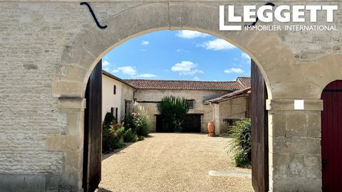 A23090FO17 - Een gezellig en gastvrij huis, gelegen in een vriendelijk gehucht tussen de glorieuze gouden zonnebloemvelden en wijngaarden van de Charente Maritime. Een zonovergoten grote tuin met een zwembad zal uw favoriete plek zijn om die zwoele z...