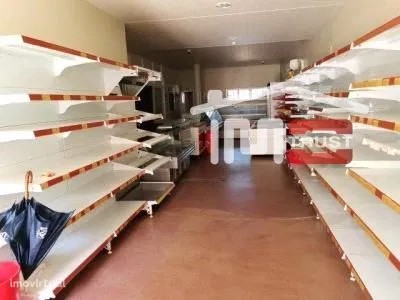 Shop / trade in Almeirim, Benfica do Ribatejo with funding up to 100%, with parking area of 42 square meters and about 61m2 of lugradouro, excellent property to open your physical space.