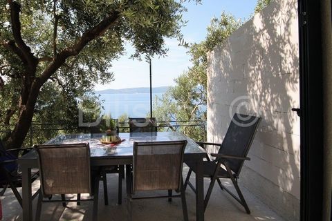 Omiška rivijera, Pisak - semi-detached house for sale with a beautiful view of the sea. The house is located under the highway, 300m from the sea and far enough from other houses that gives it a feeling of seclusion. A landscaped yard with Mediterran...