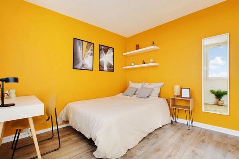 Co-living : belle chambre aux teintes lumineuses de blanc et de jaune
