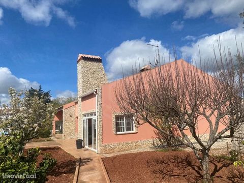 Charmante villa de 4 chambres, construite en 2009, située dans le village pittoresque et serein de Benafim, au cœur du quartier de l’Algarve, à seulement 20 minutes de Loulé et des superbes plages de Quarteira et Vilamoura, offrant une vue magnifique...