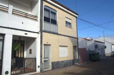 House in good condition, with plenty of light. The house consists of 2 separate apartments on the ground floor and 1st floor and has excellent patios and spacious annexes. Both apartments are T2 but the ground floor can be transformed into T3. Barbec...