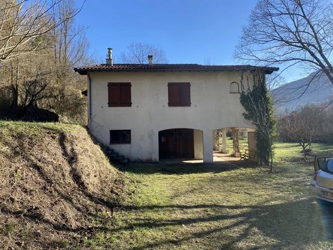 On a plot of land of about 2700 m2, house to renovate composed of a garage with cellar and workshop on the ground floor, a 4-room apartment, on the first floor, independent kitchen, large living room with fireplace, bathroom, 3 bedrooms, separate toi...