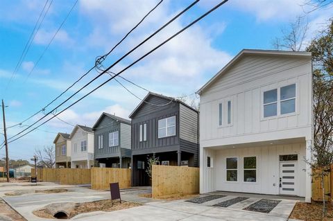 Brand New Construction Homes! The home's layout features 3 bedrooms on the 2nd floor, first floor living, open layout concept with modern finishes. Throughout you will find 10 foot ceilings created to maximize height, light & space. Perfect for first...