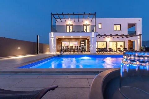 We are selling this ultra-modern villa in a quiet and private location with a living area of 280 m2 and a 1000 m2 garden. Crystal clear sea and flawless and beautiful beaches are about 7 km away. The home is divided into two residential units. The ma...