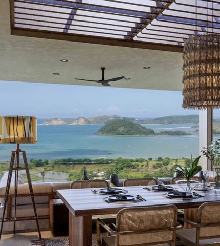 Diese wunderschöne Villa, die letzte verfügbare 3-Schlafzimmer-Villa, befindet sich in einem 8 Hektar großen Luxusresort in Süd-Lombok – ein neues Paradigma im Luxusleben. Dank des unglaublichen Panoramablicks auf das Meer hat jeder Eigentümer die Fl...