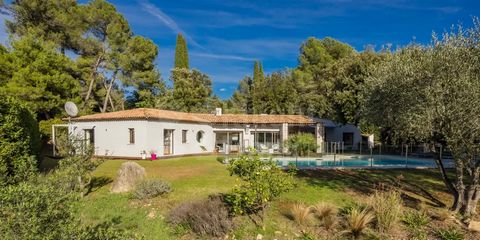 Discover this one level property ideally situated between Biot and Valbonne, in close proximity to international schools and in a highly sought-after area. The villa features a modern design with materials typical of the period. It encompasses a tota...