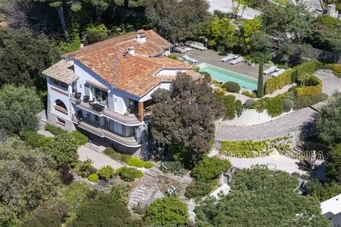 Perfectly located on the residential hill of La Croix des Gardes in Cannes, close to the city center and La Croisette, while enjoying an environment of great tranquility, elegant and pleasant villa of 200sqm of living space spread over 2 levels with ...