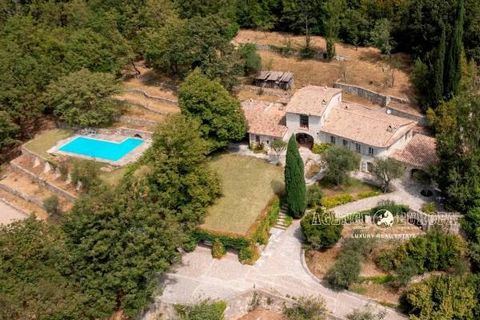 Set in a dominant position, perfectly quiet, in the midst of greenery at the edge of a natural protected area, nevertheless at 3 minutes drive to the shops and the village of Châteauneuf and 30 minutes to the beaches in Cannes and to the airport, sup...