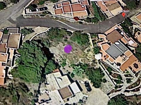Plot in La Paratá with 671m2, ideal for construction. This plot, with a slope that adds a unique architectural charm, is a blank canvas offering the opportunity to design a home with access from both the upper and lower parts. In the lower area, the ...